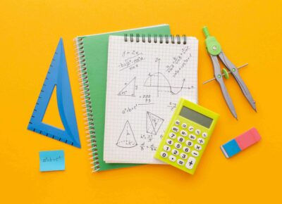 Geometria: materiais escolares e caderno com fórmulas, figuras geométricas e cálculos matemáticos.