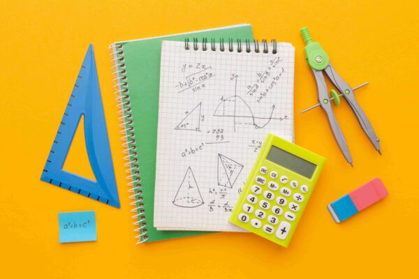 Geometria: materiais escolares e caderno com fórmulas, figuras geométricas e cálculos matemáticos.