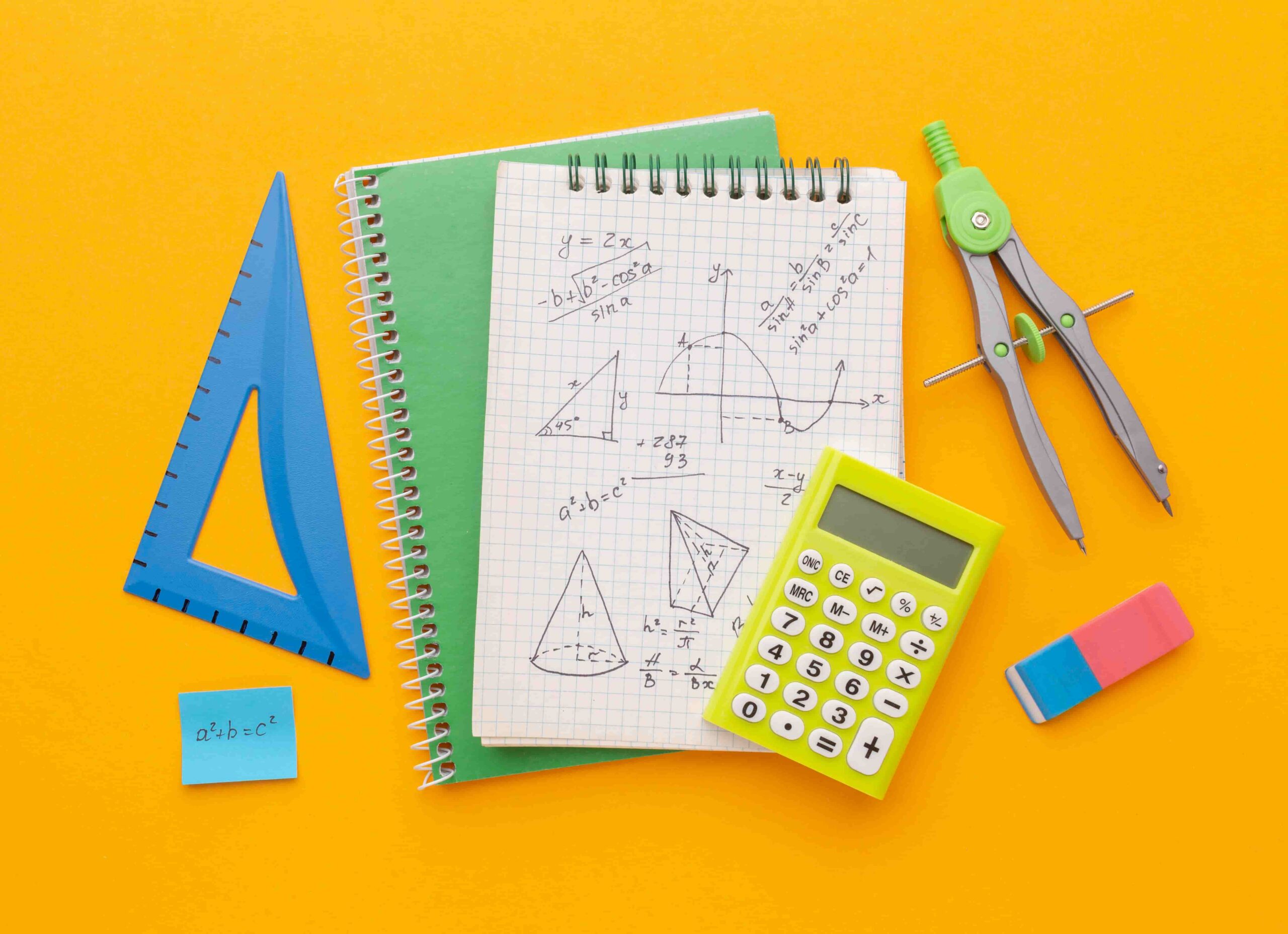 Geometria: materiais escolares e caderno com fórmulas, figuras geométricas e cálculos matemáticos.