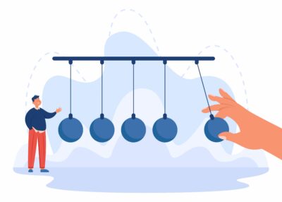 Uma ilustração vetorial de estilo plano mostra um Berço de Newton gigante com cinco esferas azuis suspensas. À direita, uma mão humana grande puxa a esfera da ponta para cima, preparando o lançamento. À esquerda, um homem pequeno observa sorrindo. O fundo apresenta formas abstratas de azul claro e linhas pontilhadas que sugerem a trajetória do movimento oscilatório, exemplificando conceitos de cinemática e conservação de energia.