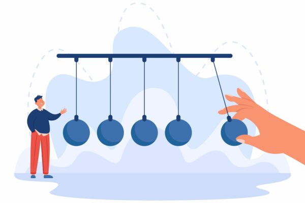 Uma ilustração vetorial de estilo plano mostra um Berço de Newton gigante com cinco esferas azuis suspensas. À direita, uma mão humana grande puxa a esfera da ponta para cima, preparando o lançamento. À esquerda, um homem pequeno observa sorrindo. O fundo apresenta formas abstratas de azul claro e linhas pontilhadas que sugerem a trajetória do movimento oscilatório, exemplificando conceitos de cinemática e conservação de energia.