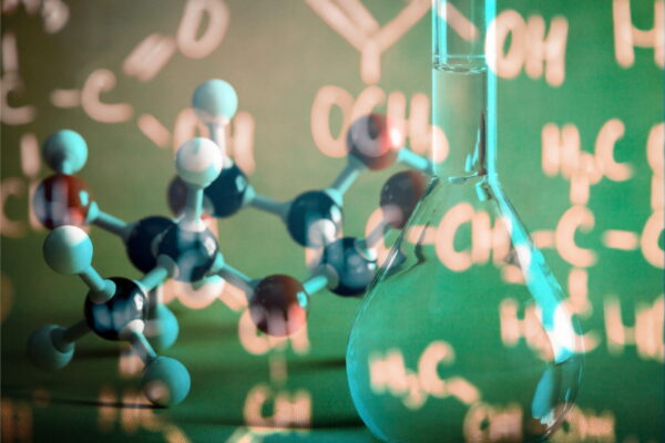 Moléculas e vidraria de laboratório ilustram conceitos de Química Orgânica, com fórmulas químicas e estruturas moleculares utilizadas no estudo dos compostos de carbono.