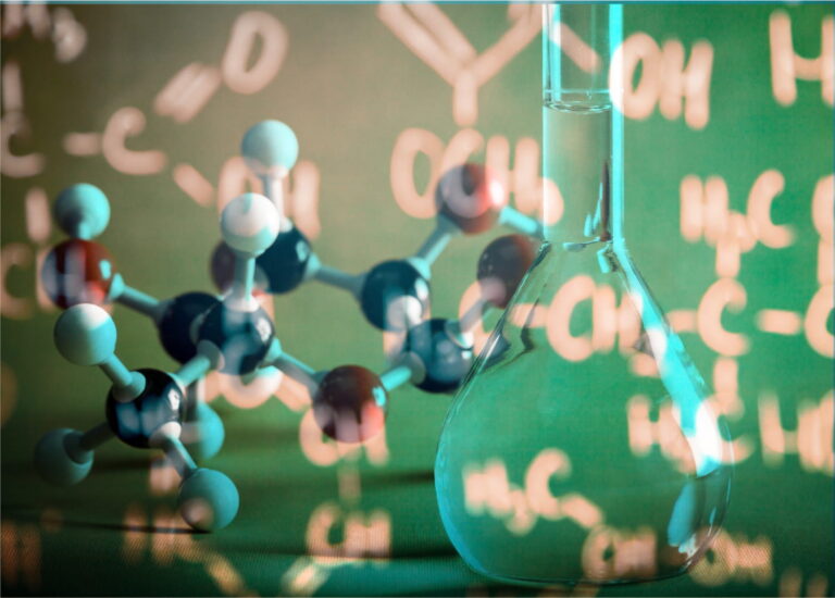 Moléculas e vidraria de laboratório ilustram conceitos de Química Orgânica, com fórmulas químicas e estruturas moleculares utilizadas no estudo dos compostos de carbono.