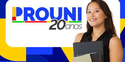 Imagem com uma estudante na frente sorridente com a escrita "ProUni 20 anos" referente a aberta das inscrições do ProUni 2025 no segundo semestre.