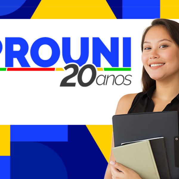 Imagem com uma estudante na frente sorridente com a escrita "ProUni 20 anos" referente a aberta das inscrições do ProUni 2025 no segundo semestre.
