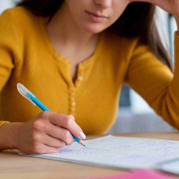 Estudante pensativa buscando entender como funciona a correção da redação do Enem