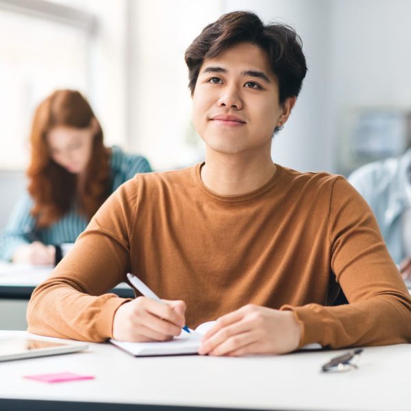 Estudante concentrado em sala de aula durante prova, representando que o Segundo dia do Simulado gratuito do Preparadão Enem que estará liberado até sábado.