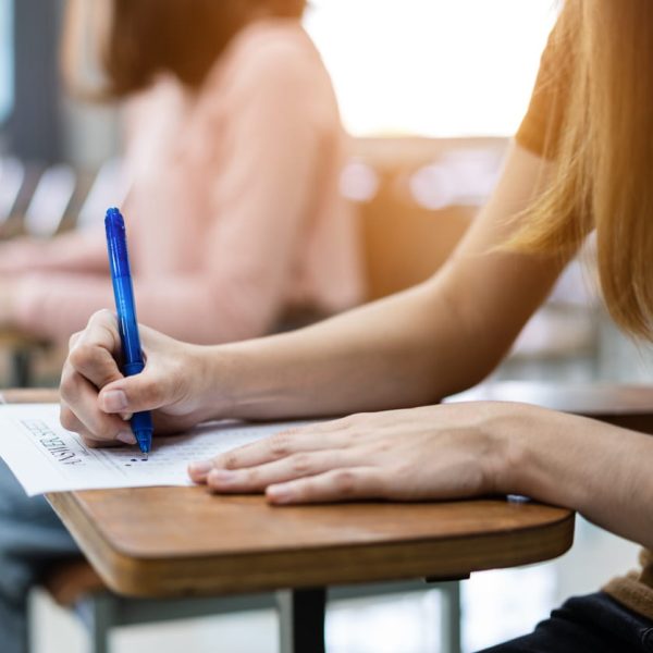 Estudante preenchendo gabarito durante o segundo dia do Simulado gratuito do Enem que acontece neste domingo, se preparando para a prova oficial.