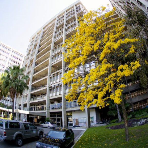 fachada do prédio da Universidade do Estado do Rio de Janeiro (UERJ)