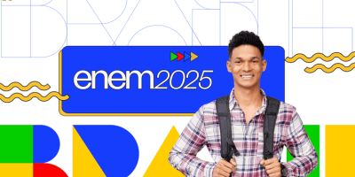Estudante sorridente com mochila em frente a painel colorido com a palavra “Brasil” e o texto “Enem 2025”, representando a abertura das inscrições Enem 2025.