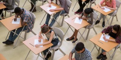 Estudantes fazendo prova em sala de aula referente à abertura das inscrições para o vestibulares da Unicamp 2026.