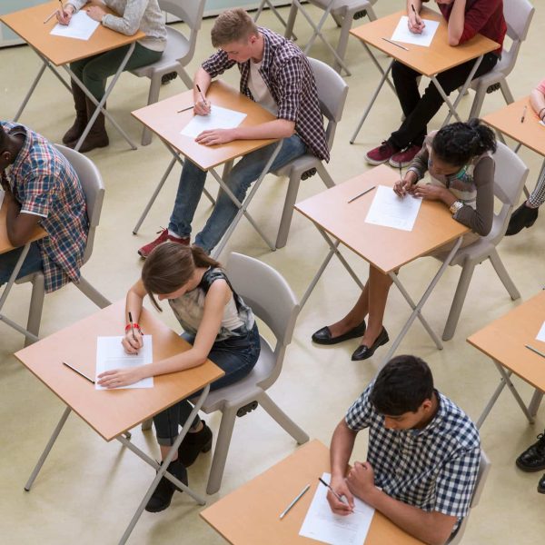 Estudantes fazendo prova em sala de aula referente à abertura das inscrições para o vestibulares da Unicamp 2026.