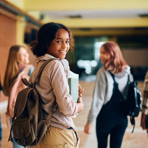 Estudante olhando para a câmera representando a figura de estudante sobre os assuntos que mais caem no Enem.