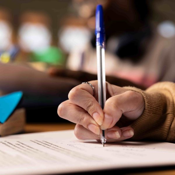 Estudantes escrevendo uma redação com base nas melhores citações para usar na redação do Enem