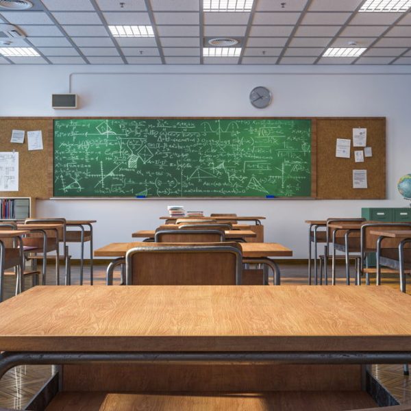 sala de aula com cadeiras representando os direitos e deveres dos estudantes.