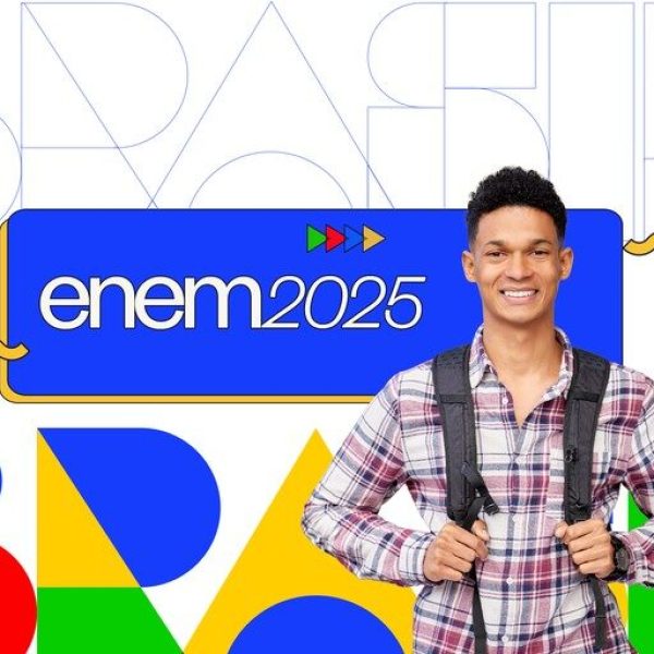 Estudante sorridente com mochila em frente a arte gráfica do Enem 2025, representando o momento de consulta do local de prova Enem e preparação para o exame nacional.