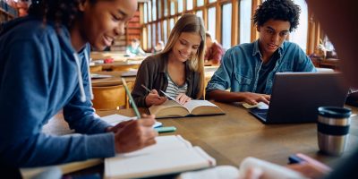 Estudantes reunidos para conhecer as ferramentas de estudo para turbinar o aprendizado