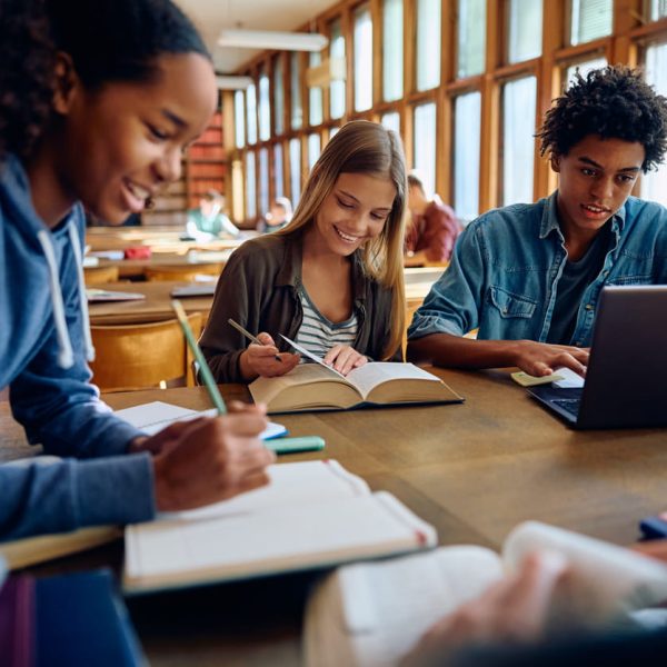 Estudantes reunidos para conhecer as ferramentas de estudo para turbinar o aprendizado