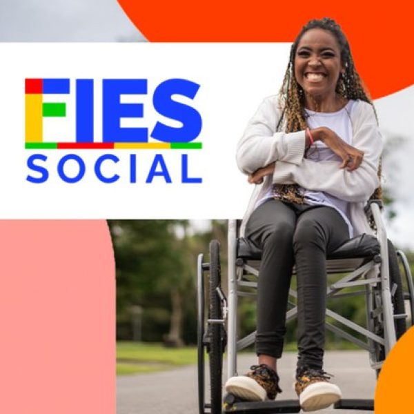 Foto de uma estudante representando a abertura das inscrições para o FIES, (Fundo de Financiamento Estudantil).