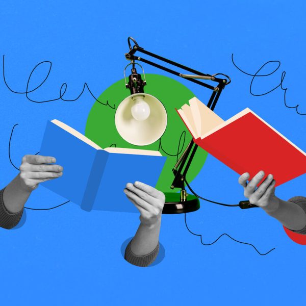 Ilustração criativa com mãos segurando livros coloridos sob uma luminária, representando o estudo dos gêneros textuais e o desenvolvimento da leitura e escrita.