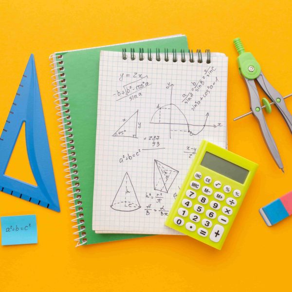 Geometria: materiais escolares e caderno com fórmulas, figuras geométricas e cálculos matemáticos.