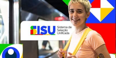 Estudante sorridente com mochila ao lado do logotipo do SISU, destacando o tema inscrições Sisu 2025 e o Sistema de Seleção Unificada.