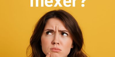 Mulher jovem com expressão de dúvida olhando para o lado, com a frase “Mecher ou mexer?” escrita na horizontal sobre fundo claro.