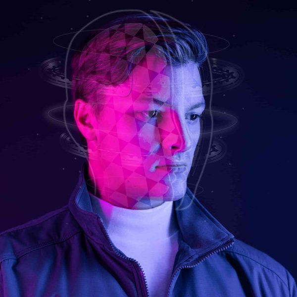 Homem com efeitos gráficos futuristas ao redor da cabeça, ilustrando processos mentais e o que estuda quem faz neurociências.