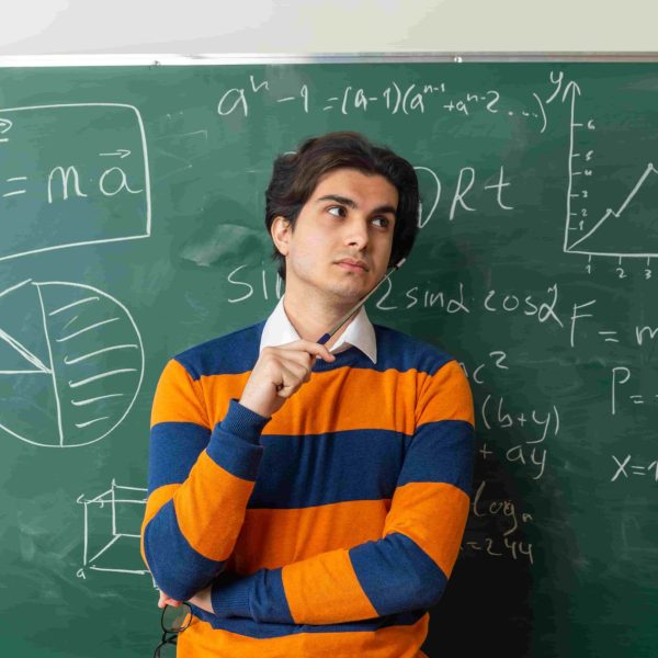 Estudante pensando sobre o que é algebra