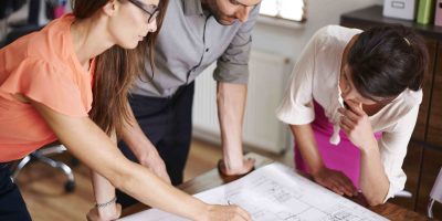 Estudante de arquitetura e urbanismos reunidos para aprender tudo sobre a graduação.