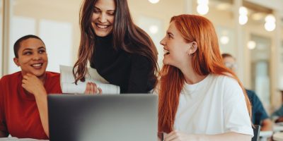 Estudante felizes e alegrres conhecendo os principais memes do vestibular no Brasil.