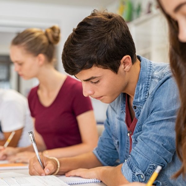 Estudantes aprendendo sobre as questões mais difíceis do Enem que caíram na prova nos últimos 5 anos.