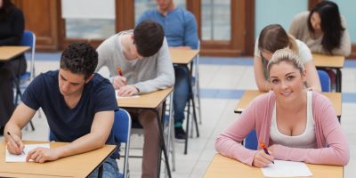 Estudantes fazendo prova em sala de aula, representando que o primeiro dia do Simulado gratuito do Preparadão Enem está liberado para treinar e se preparar para o exame.