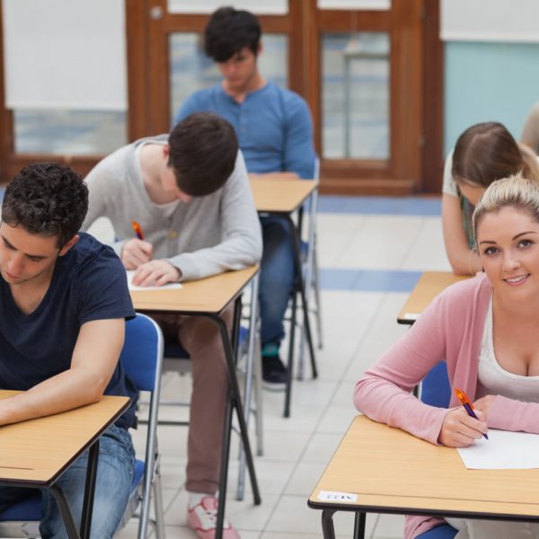 Estudantes fazendo prova em sala de aula, representando que o primeiro dia do Simulado gratuito do Preparadão Enem está liberado para treinar e se preparar para o exame.