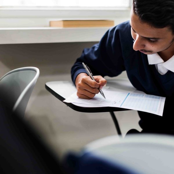 Estudante realizando prova em sala de aula, representando um simulado reta final Enem para preparação e revisão antes do exame.