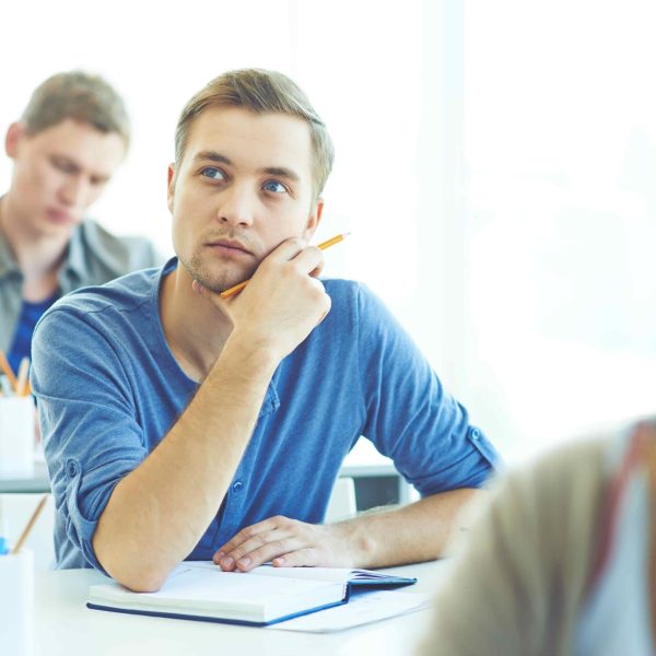 Estudante pensativo sobre qual a forma correta de usar trás ou traz.