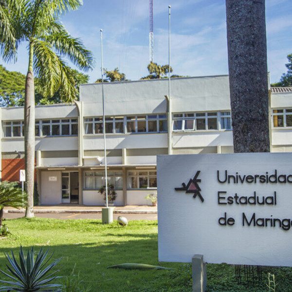 Fachada da Universidade Estadual de Maringá com placa institucional, destacando o Vestibular UEM como porta de entrada para cursos de graduação.